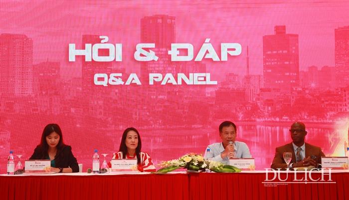Phó Tổng cục trưởng Tổng cục TDTT Trần Đức Phấn và đại diện BTC trả lời câu hỏi của báo chí và các nhóm, CLB chạy...